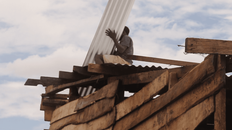 President Museveni Gives Iron sheets to Katwe Market Fire Victims